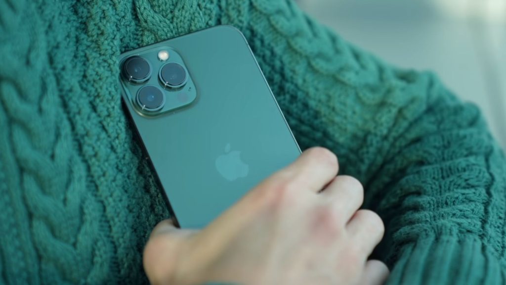 Mở hộp và trên tay iPhone 13 Pro màu xanh lá thân thiện môi trường Mở hộp và trên tay iPhone 13 Pro màu xanh lá thân thiện môi trường
