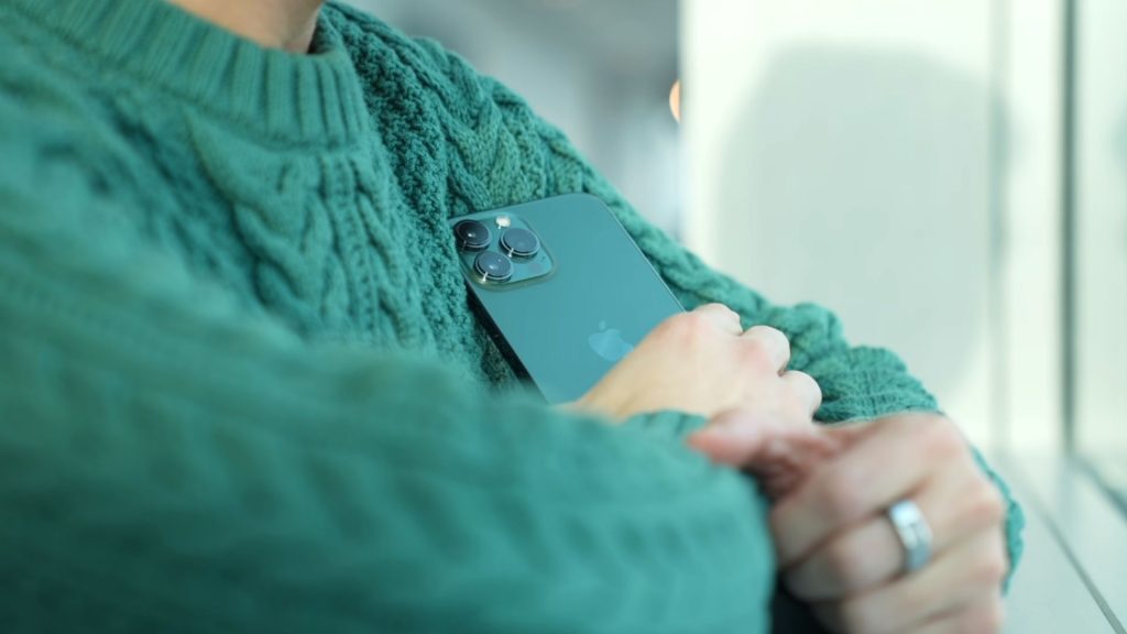 Mở hộp và trên tay iPhone 13 Pro màu xanh lá thân thiện môi trường Mở hộp và trên tay iPhone 13 Pro màu xanh lá thân thiện môi trường