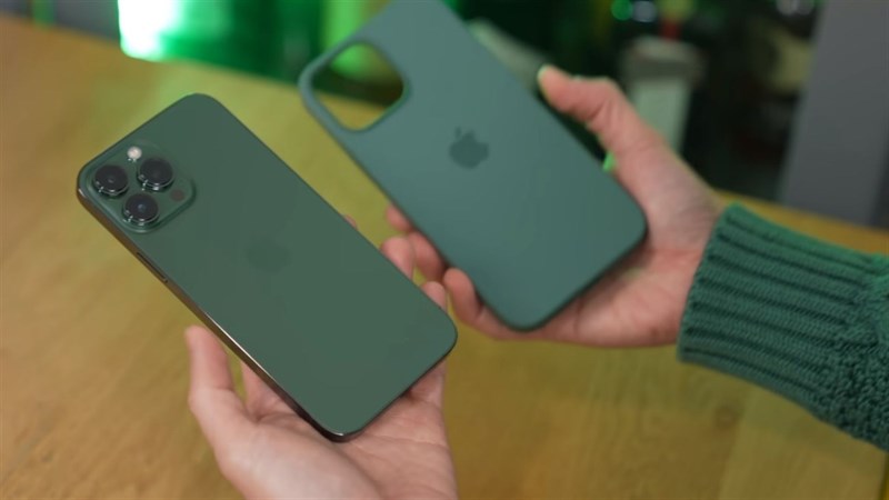 Mở hộp và trên tay iPhone 13 Pro màu xanh lá thân thiện môi trường Mở hộp và trên tay iPhone 13 Pro màu xanh lá thân thiện môi trường