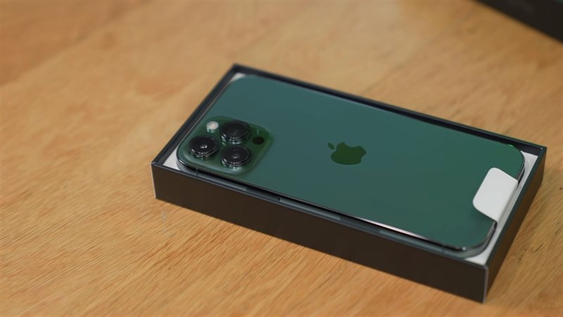 Mở hộp và trên tay iPhone 13 Pro màu xanh lá thân thiện môi trường Mở hộp và trên tay iPhone 13 Pro màu xanh lá thân thiện môi trường