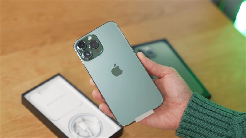 Mở hộp và trên tay iPhone 13 Pro màu xanh lá thân thiện môi trường Mở hộp và trên tay iPhone 13 Pro màu xanh lá thân thiện môi trường