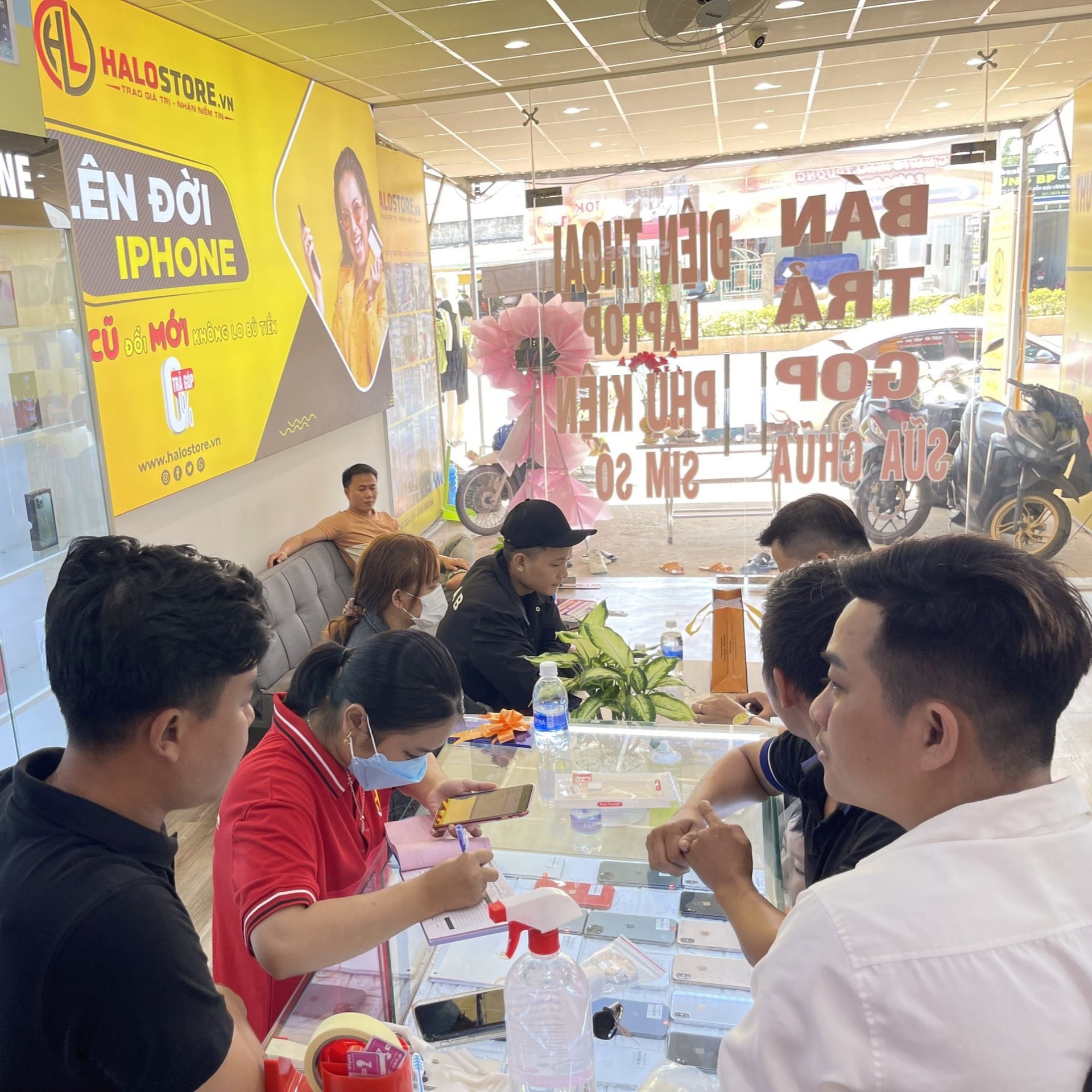 Không khí khai trương tưng bừng tại chi nhánh Halo Store Bình Phước Không khí khai trương tưng bừng tại chi nhánh Halo Store Bình Phước