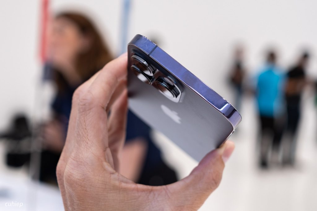 Trên tay iPhone 14 Pro: nghệ thuật che sẹo đỉnh cao từ đội R&D của Apple