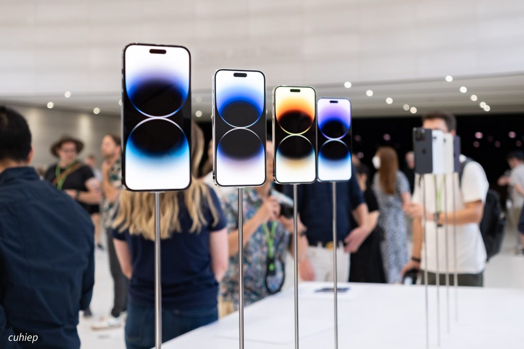 Trên tay iPhone 14 Pro: nghệ thuật che sẹo đỉnh cao từ đội R&D của Apple