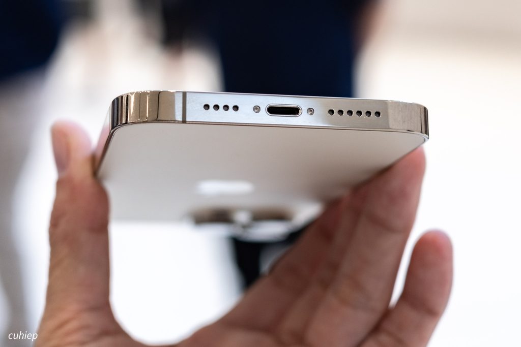 Trên tay iPhone 14 Pro: nghệ thuật che sẹo đỉnh cao từ đội R&D của Apple