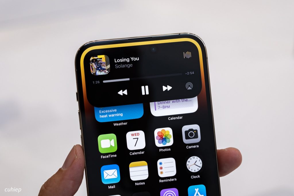 Trên tay iPhone 14 Pro: nghệ thuật che sẹo đỉnh cao từ đội R&D của Apple