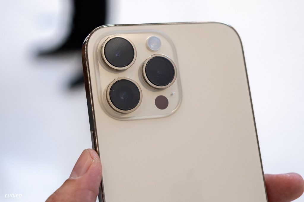 Trên tay iPhone 14 Pro: nghệ thuật che sẹo đỉnh cao từ đội R&D của Apple